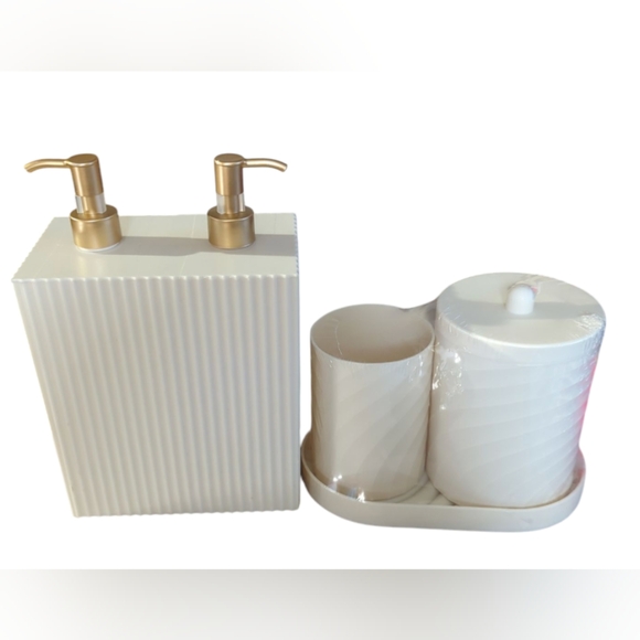 Horizon Group Usa Other - Horizon Group USA Cream Plastic Bathroom Set Brand New.